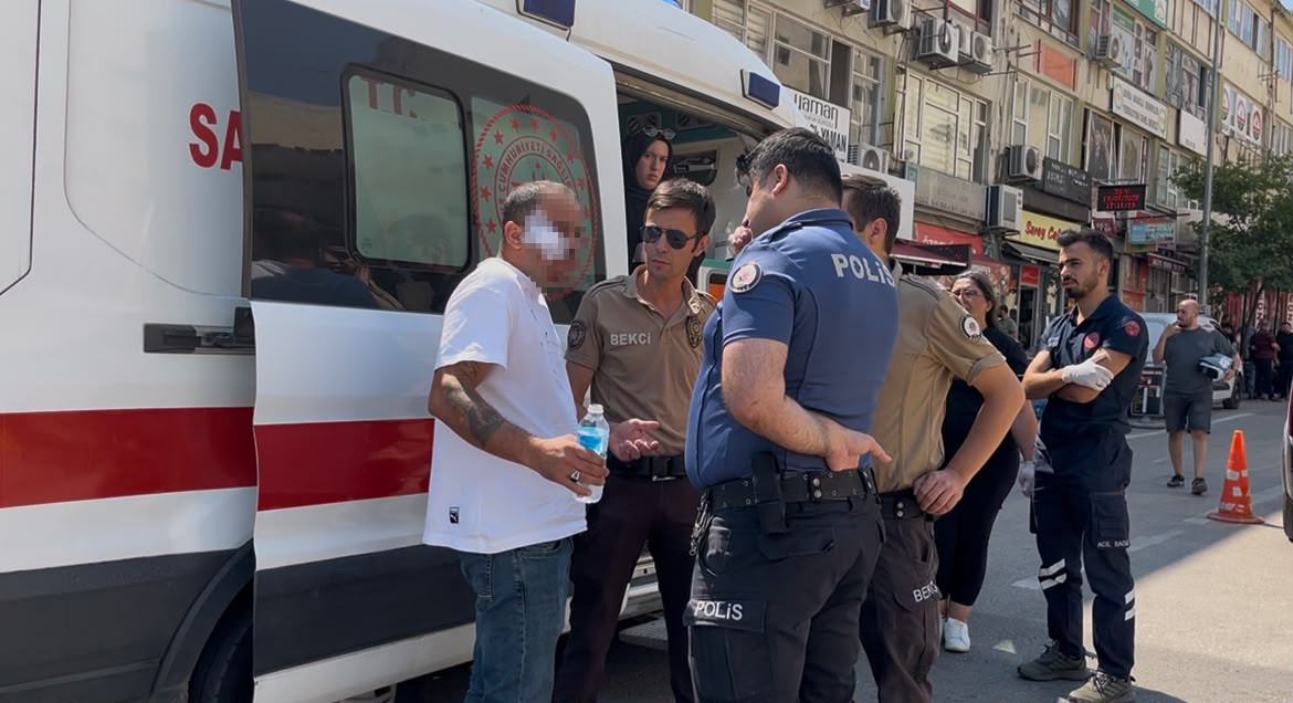 Bursa’da adliye önünde ortalık savaş alanına döndü: Masa ve sandalyeler havada uçuştu