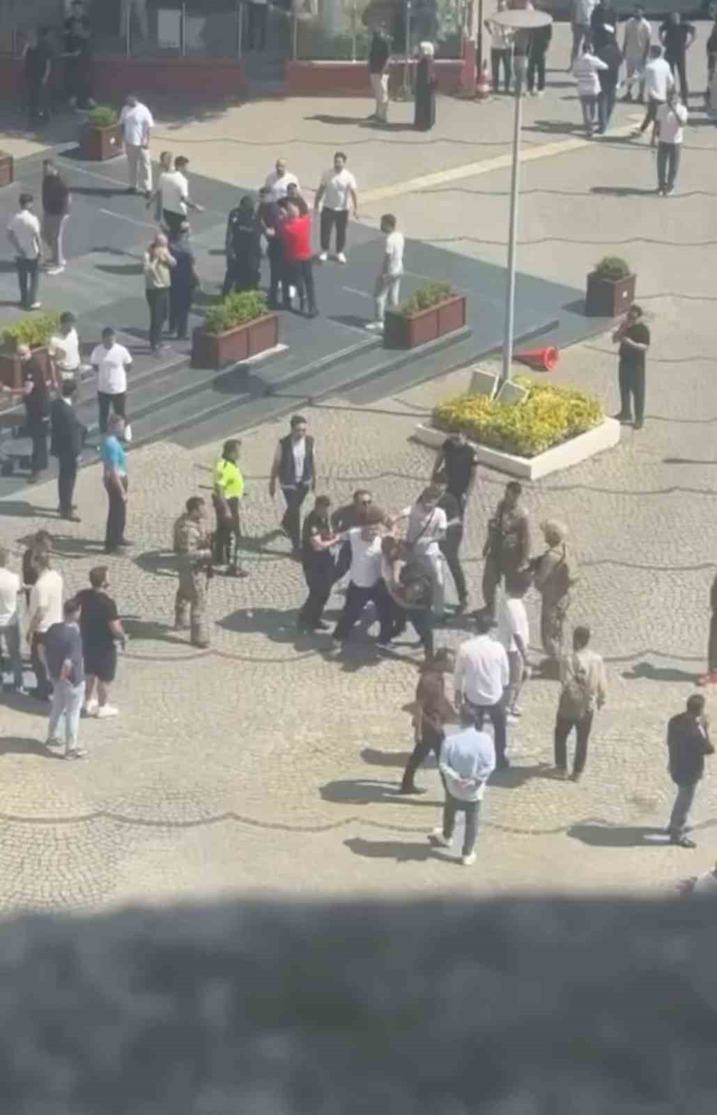 Bursa’da adliye önünde ortalık savaş alanına döndü: Masa ve sandalyeler havada uçuştu