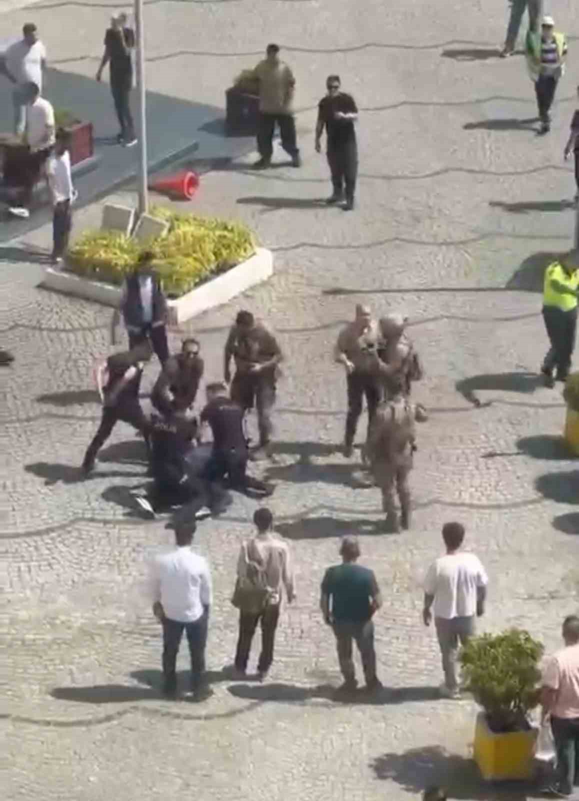 Bursa’da adliye önünde ortalık savaş alanına döndü: Masa ve sandalyeler havada uçuştu