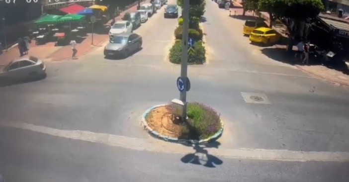 Böyle gaspçı görülmedi: Marketten parayı alıp kaçtı, içinde çocuk olan otomobili de kaçırdı, yaya olarak kaçarken cep telefonu gasp etti