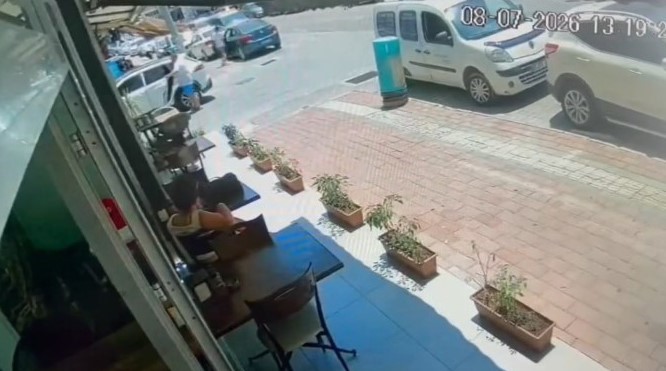 Böyle gaspçı görülmedi: Marketten parayı alıp kaçtı, içinde çocuk olan otomobili de kaçırdı, yaya olarak kaçarken cep telefonu gasp etti