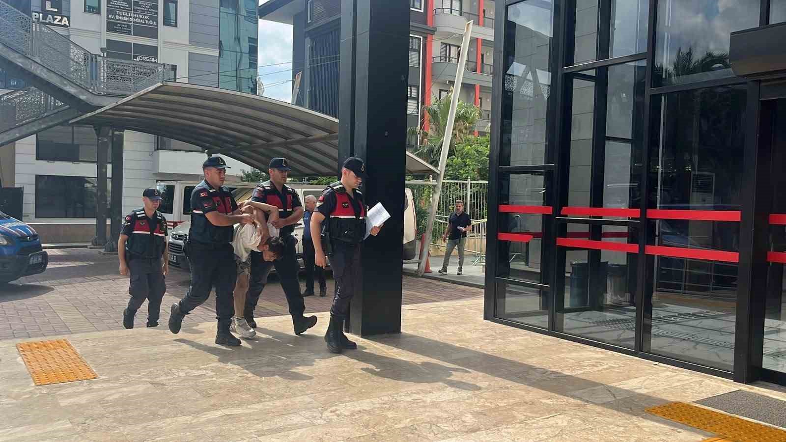 Böyle gaspçı görülmedi: Marketten parayı alıp kaçtı, içinde çocuk olan otomobili de kaçırdı, yaya olarak kaçarken cep telefonu gasp etti