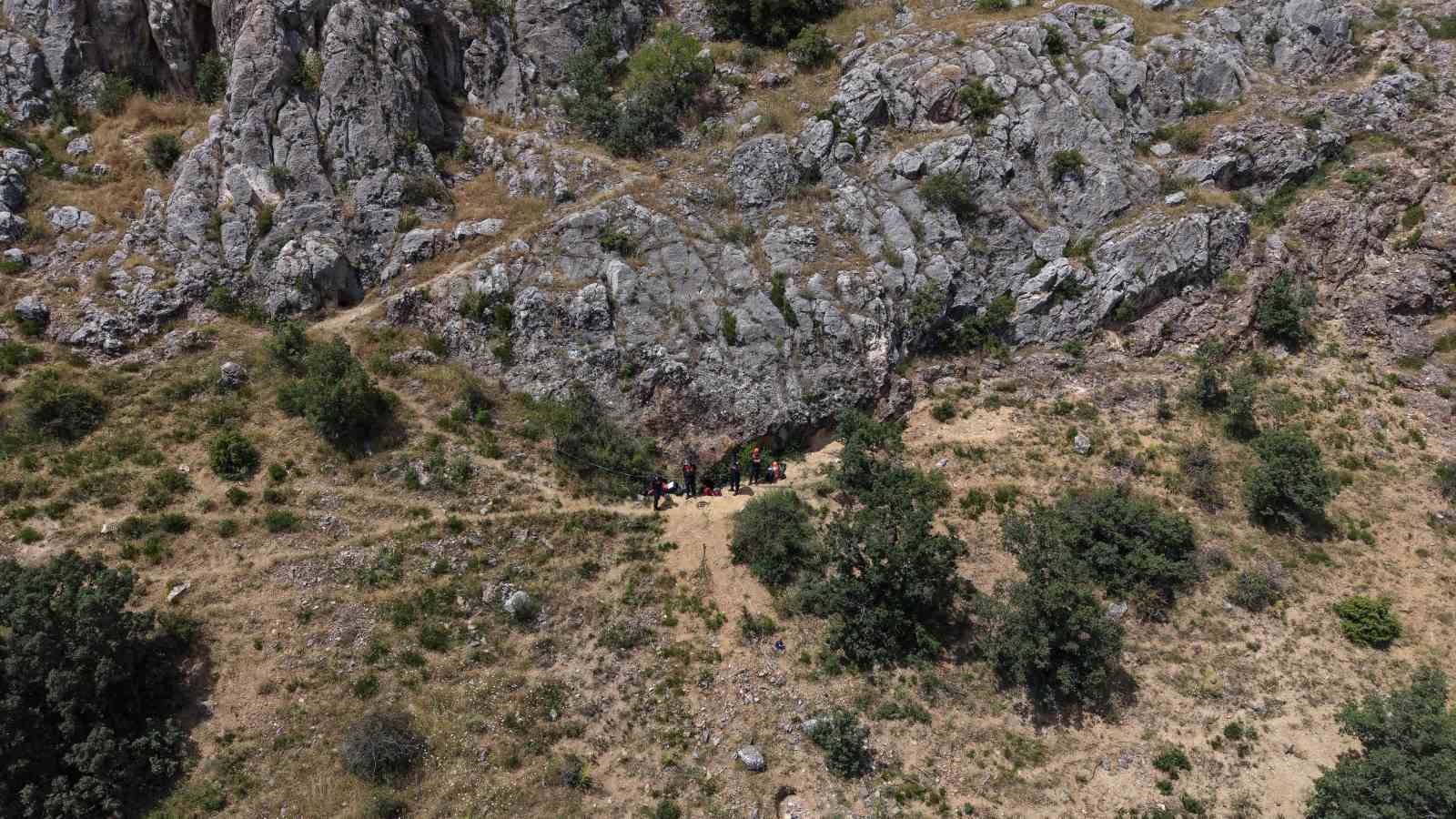 Define aradığı mağarada sıkıştı: Ekipler kurtarmak için zamanla yarışıyor