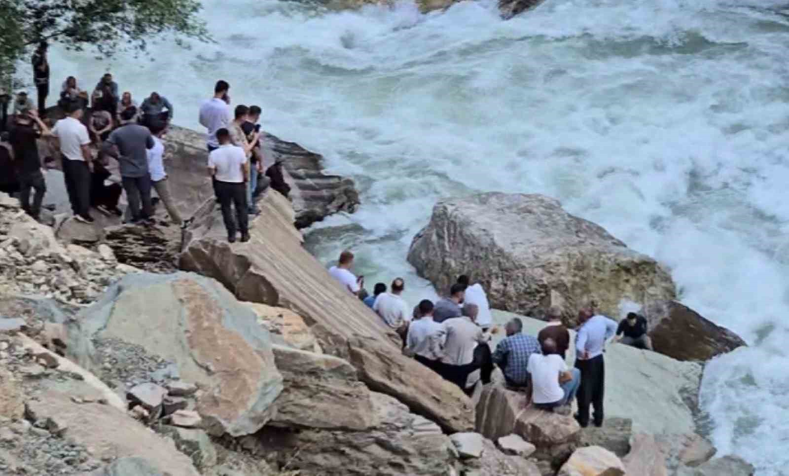 Serinlemek için girdiği Habur Çayı’nda kayboldu