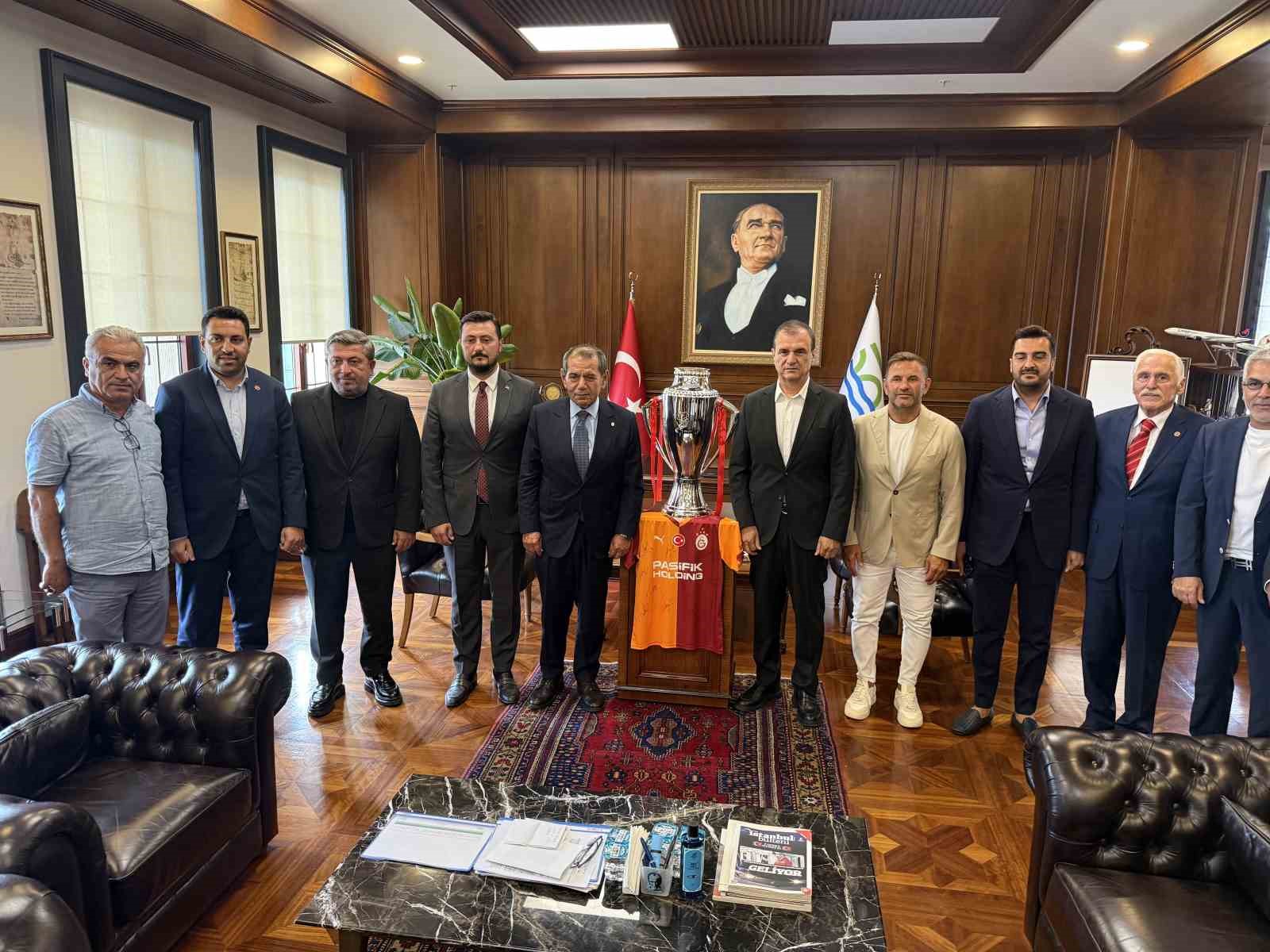 Başkan Dursun Özbek, Büyükçekmece’de Şampiyonlar Anıtı’na Galatasaray bayrağını çekti
