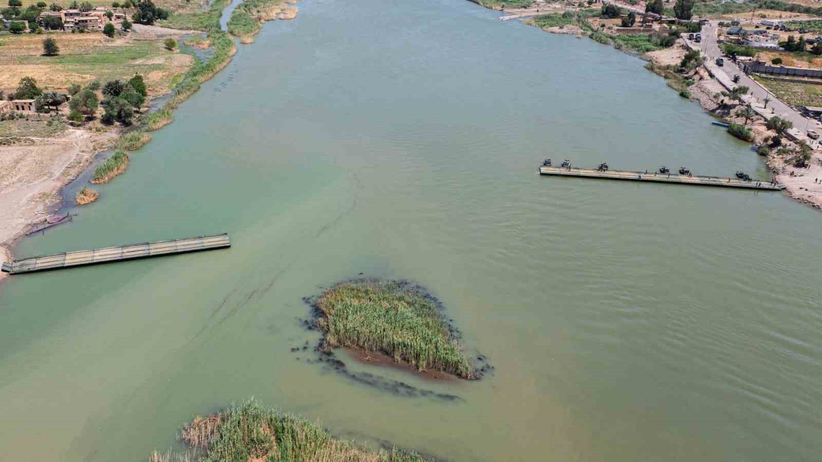 TSK ve Suriye ordusu, Fırat Nehri üzerinde yüzer köprü inşa etti