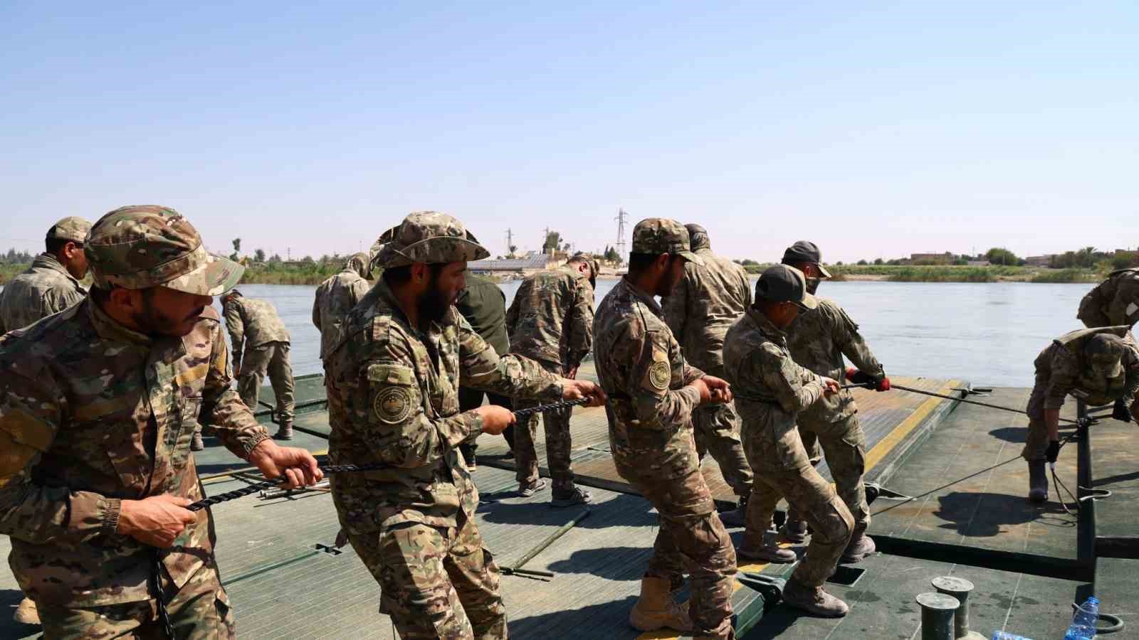 TSK ve Suriye ordusu, Fırat Nehri üzerinde yüzer köprü inşa etti