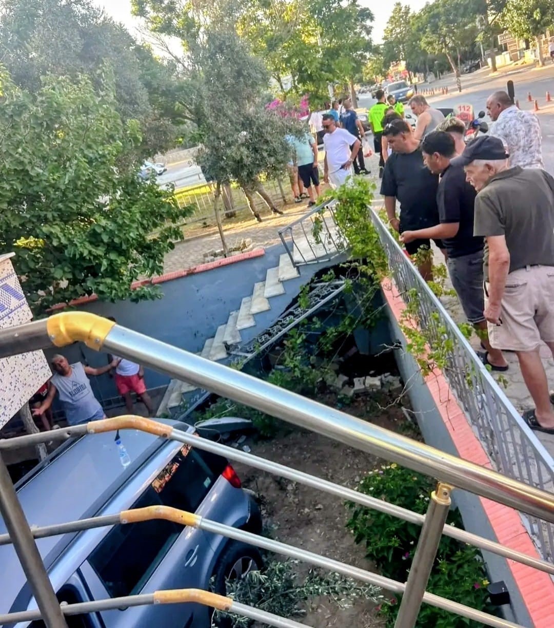 Didim’de araç evin bahçesine uçtu