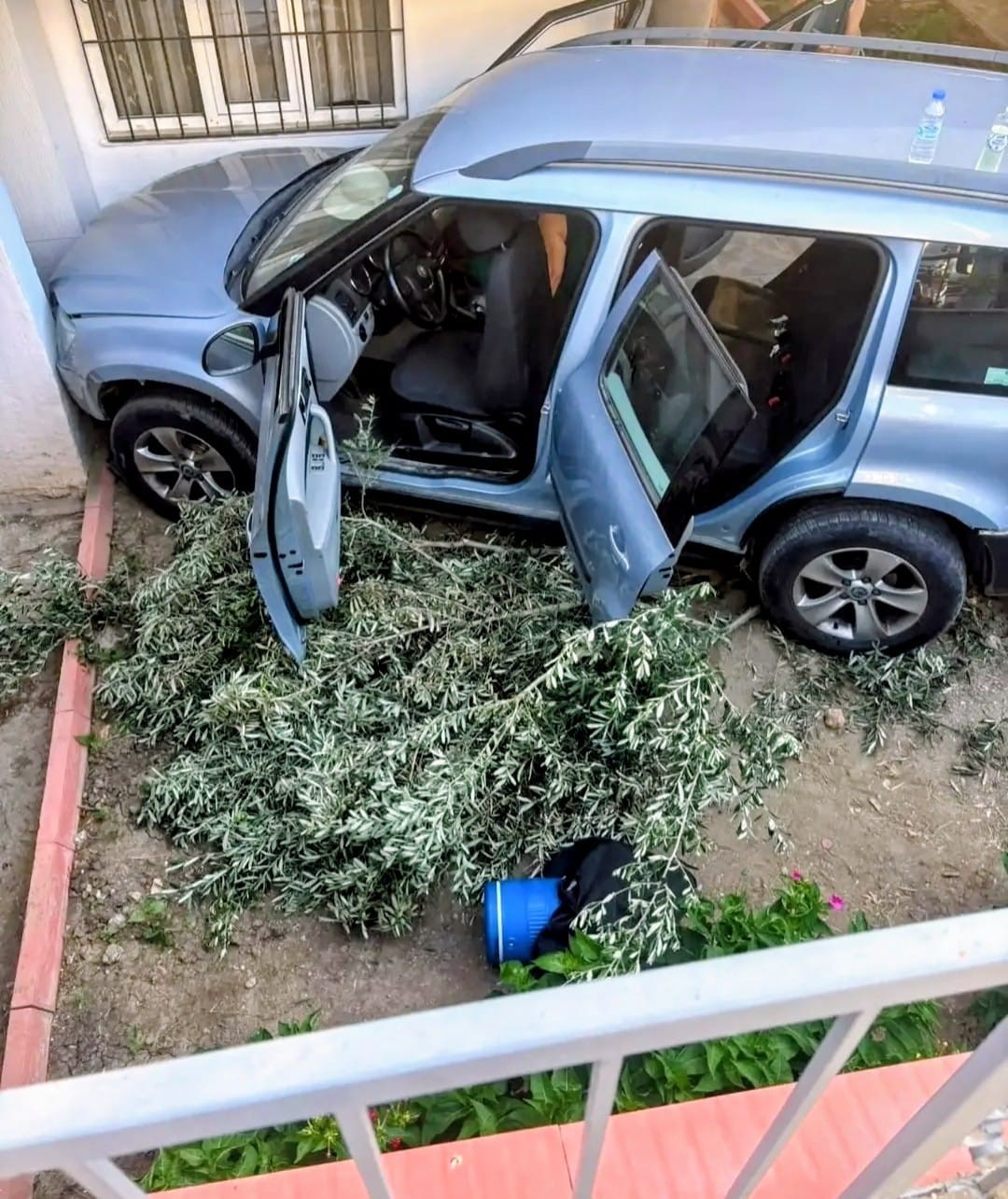 Didim’de araç evin bahçesine uçtu