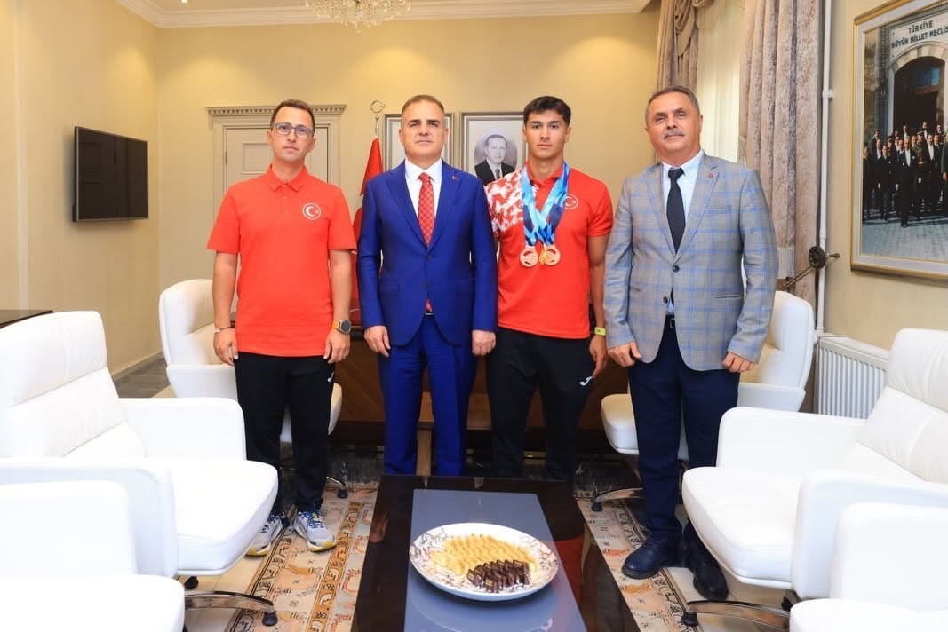Vali Akbıyık, Köyceğizli Dünya Şampiyonu Karahan’ı altınla ödüllendirdi