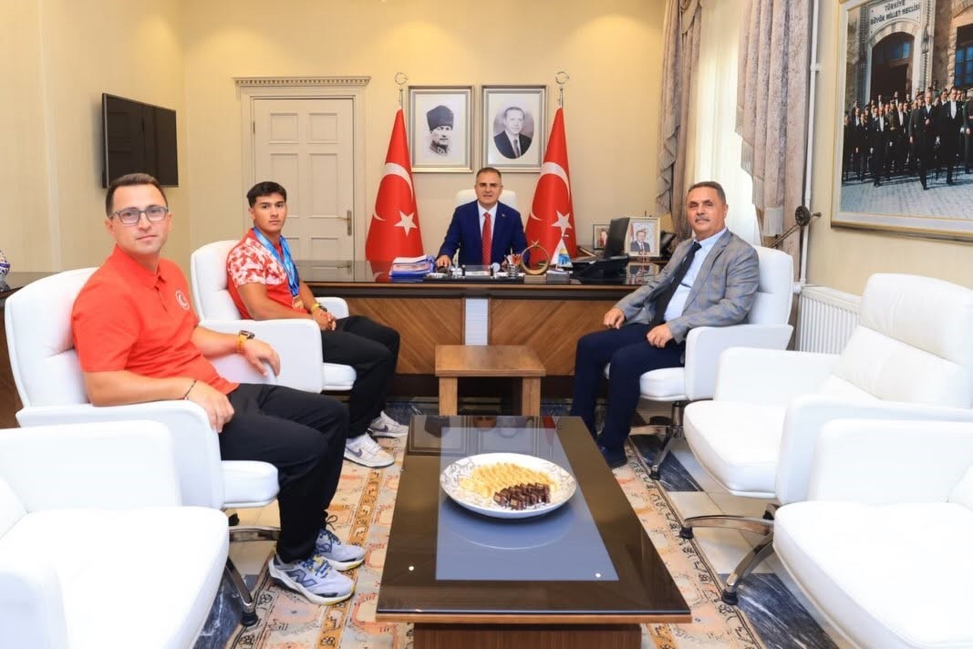 Vali Akbıyık, Köyceğizli Dünya Şampiyonu Karahan’ı altınla ödüllendirdi