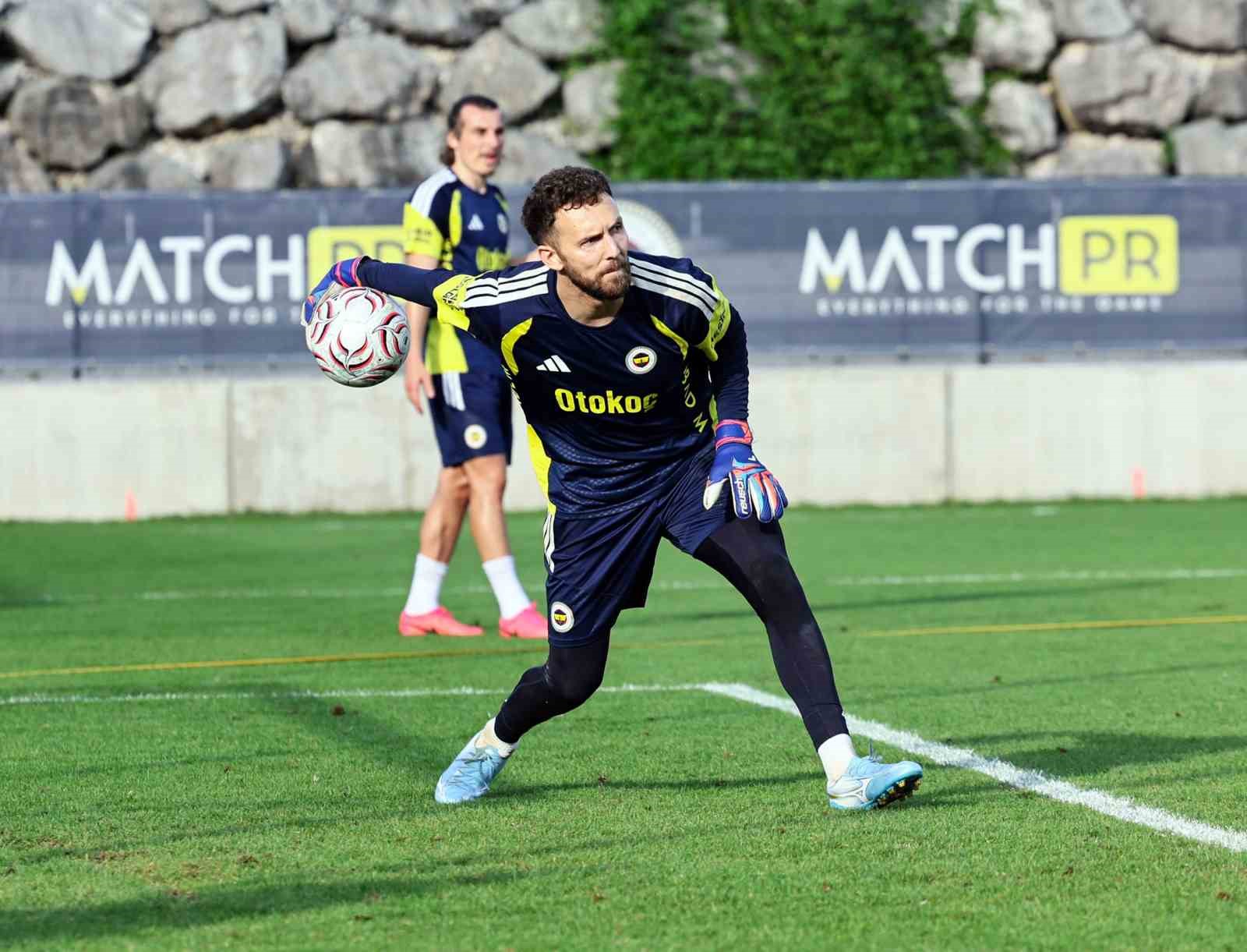 Fenerbahçe, günü iki antrenmanla tamamladı