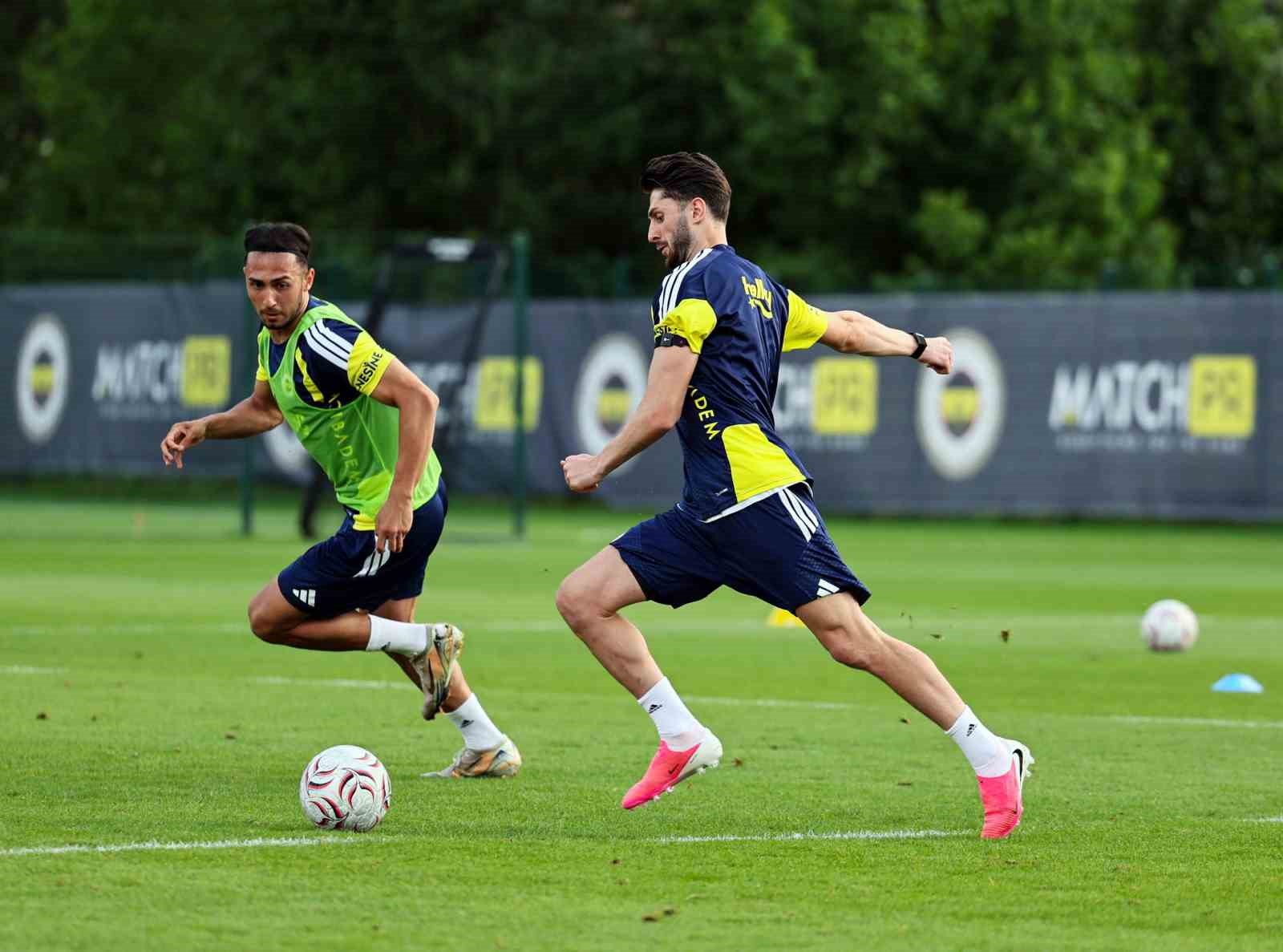 Fenerbahçe, günü iki antrenmanla tamamladı
