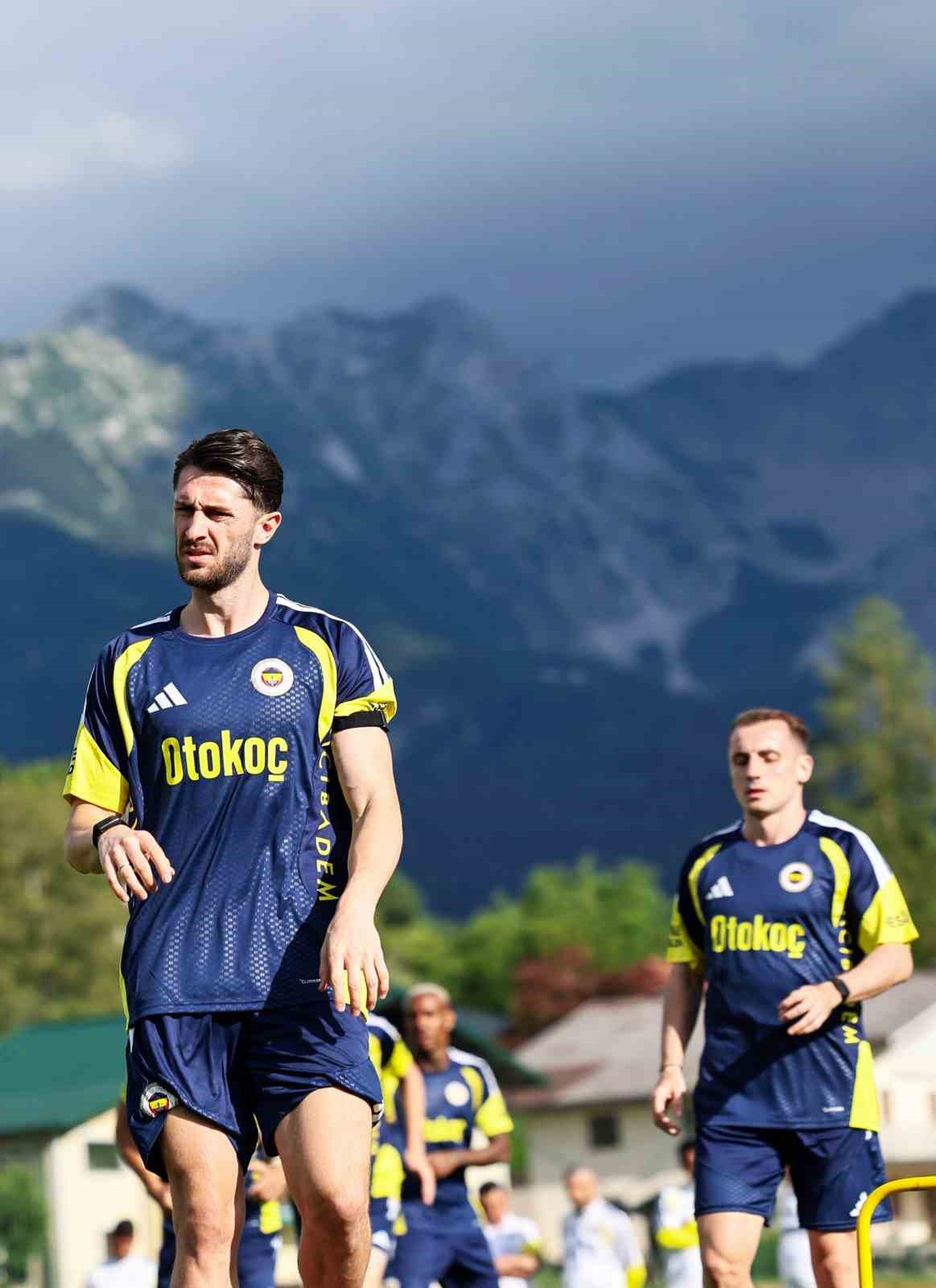 Fenerbahçe, günü iki antrenmanla tamamladı