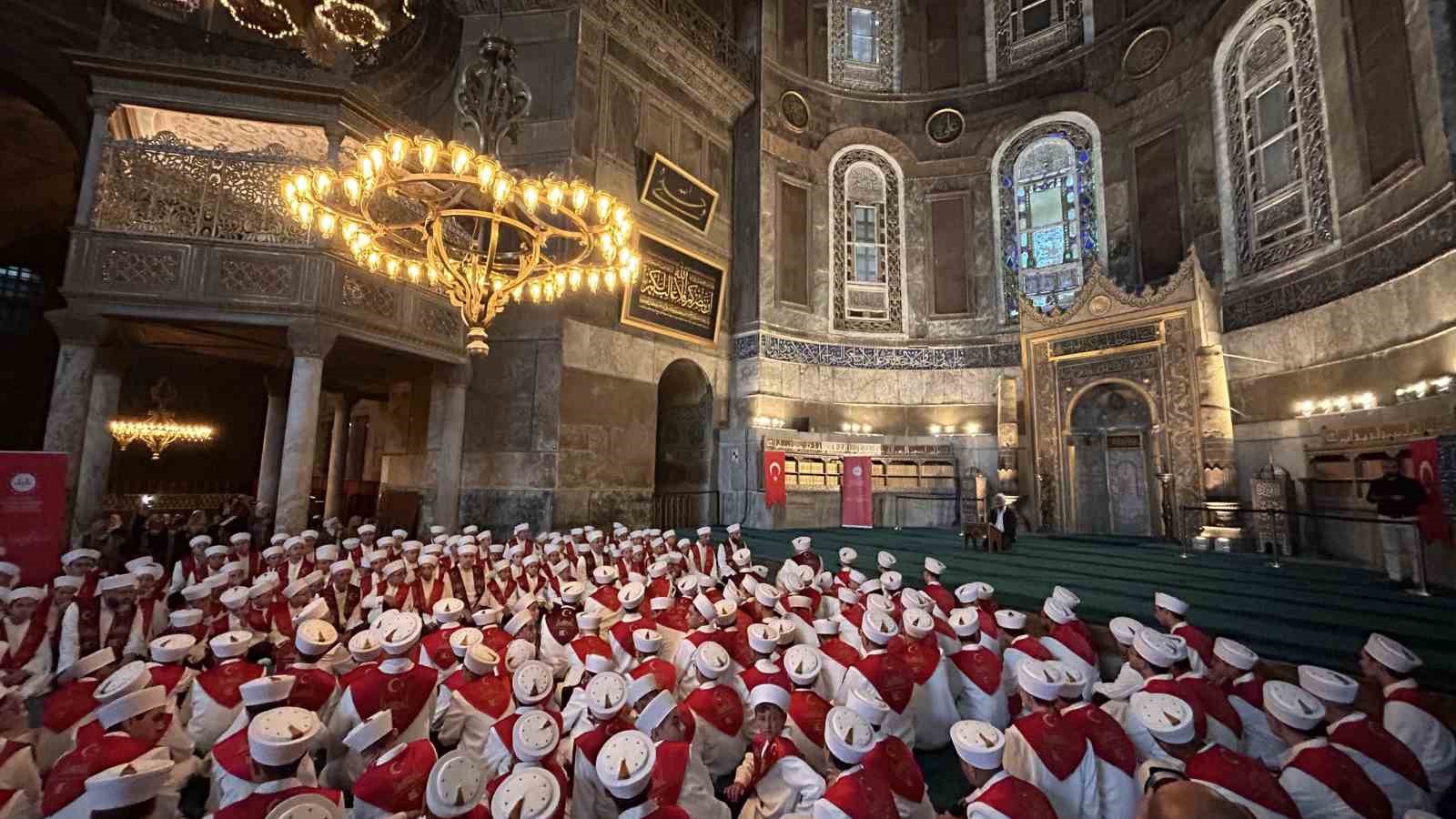 Ayasofya Camii’nde 15 Temmuz şehitleri için 253 hafız tarafından hatim duası okundu