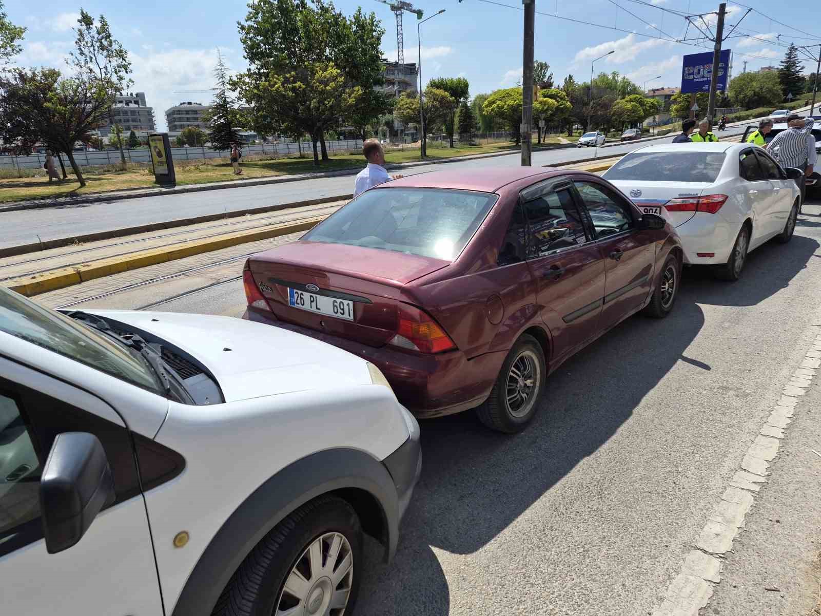 Eskişehir’de 3 aracın karıştığı zincirleme trafik kazası ucuz atlatıldı