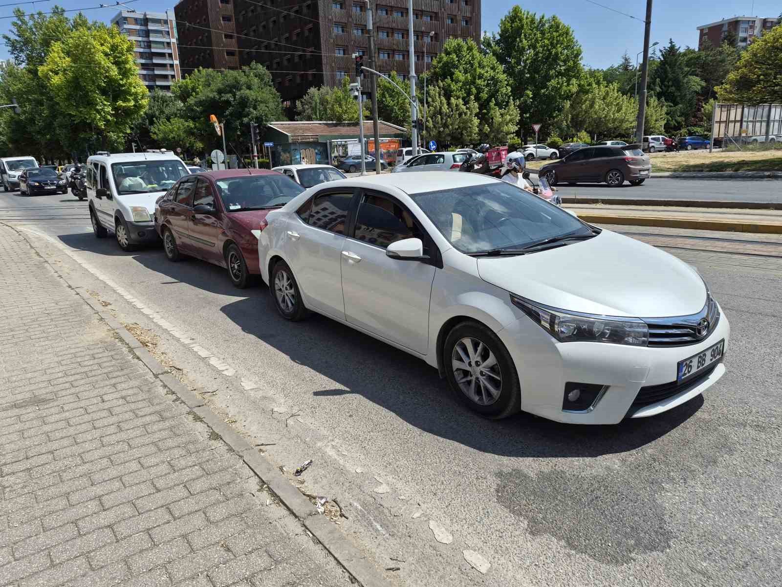 Eskişehir’de 3 aracın karıştığı zincirleme trafik kazası ucuz atlatıldı