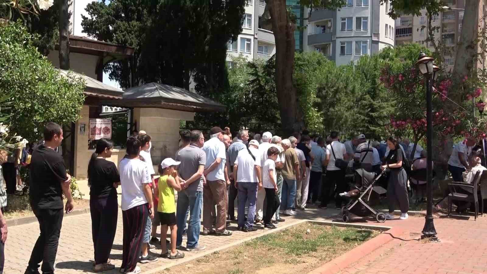 Kiremitçi Sinanbey Cami’de bin 500 kişilik aşure ikramı