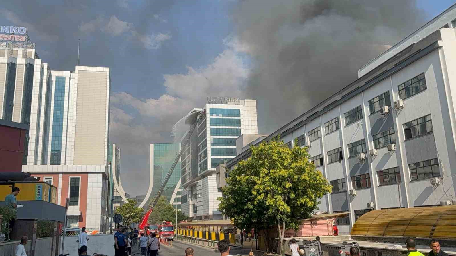 Halı Sarayı İş Merkezi’nde yangın paniği