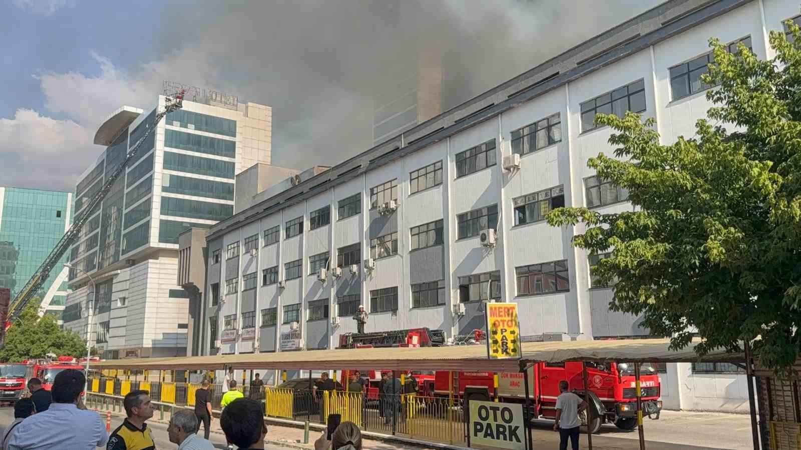 Halı Sarayı İş Merkezi’nde yangın paniği