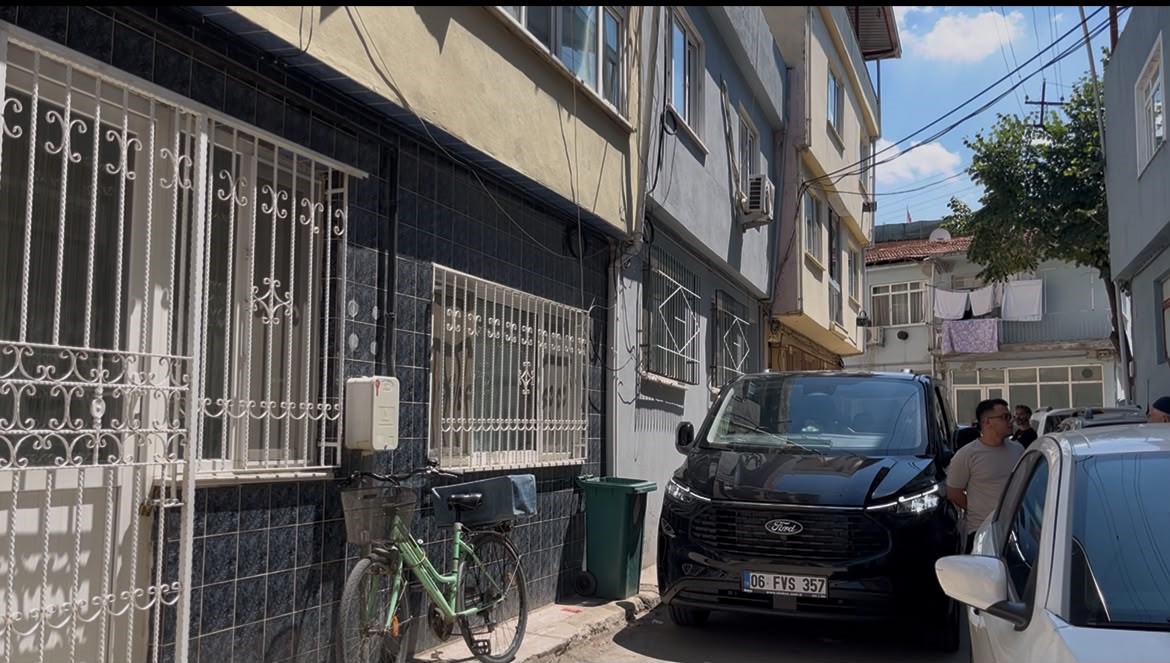 Talihsiz adam merdivenlerde can verdi... Acılı annenin feryadı yürekleri dağladı