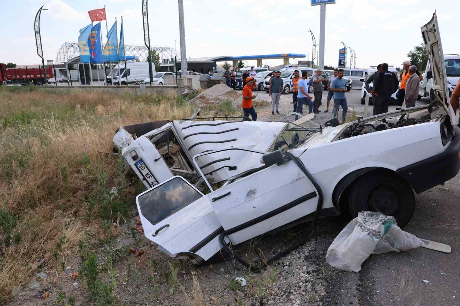 Otomobilin kağıt gibi savrulduğu kazada 4 kişi yaralandı