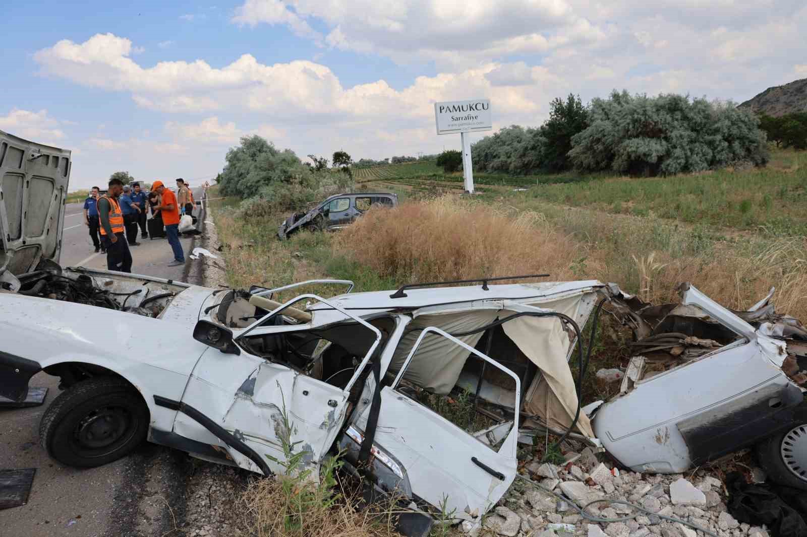 Otomobilin kağıt gibi savrulduğu kazada 4 kişi yaralandı