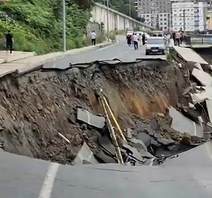 Rize’de yol çöktü, 2 bina tedbir amaçlı tahliye edildi