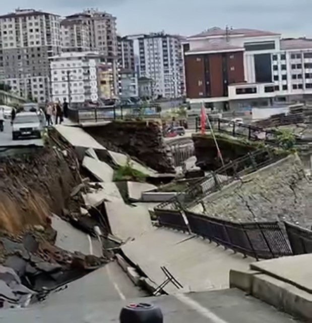 Rize’de yol çöktü, 2 bina tedbir amaçlı tahliye edildi