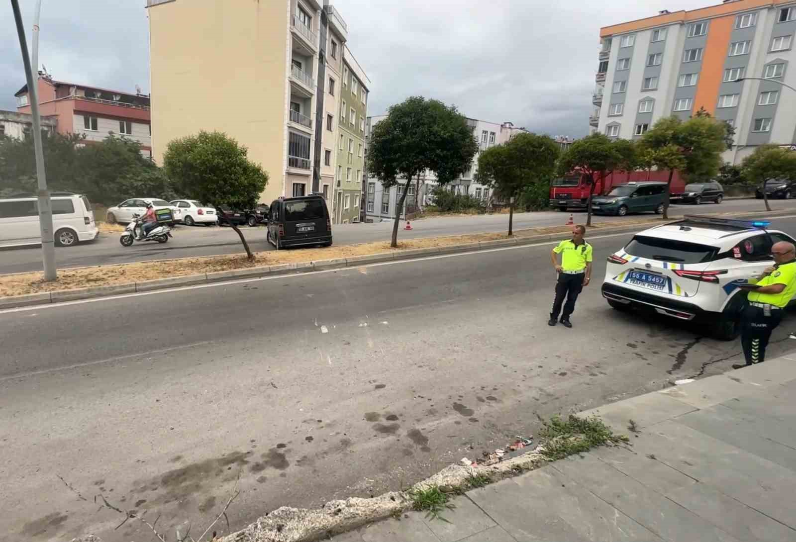 Freni boşalan hafif ticari araç 2 metreden yola düştü