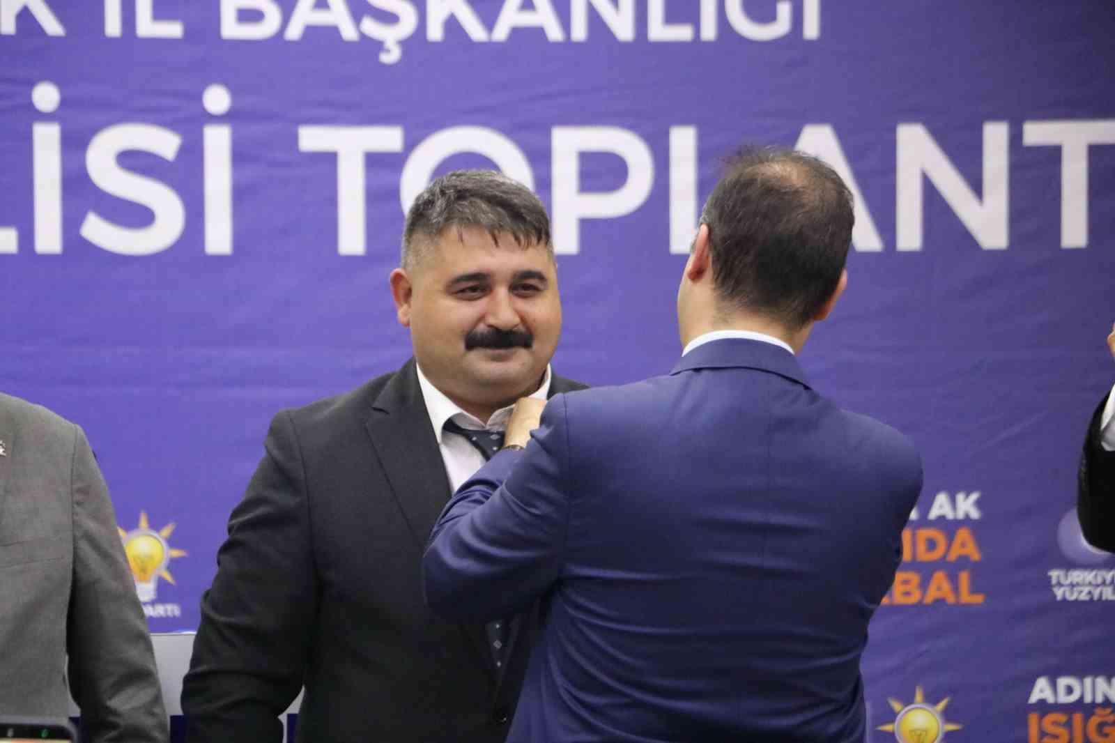CHP’den istifa eden iki meclis üyesi AK Parti’ye geçti, rozetleri Bakan Kacır taktı