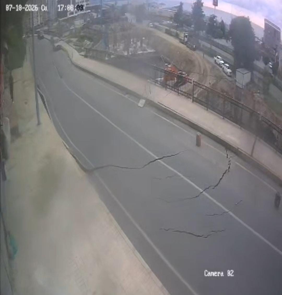 Rize’de yolun çökme anı güvenlik kamerasına yansıdı