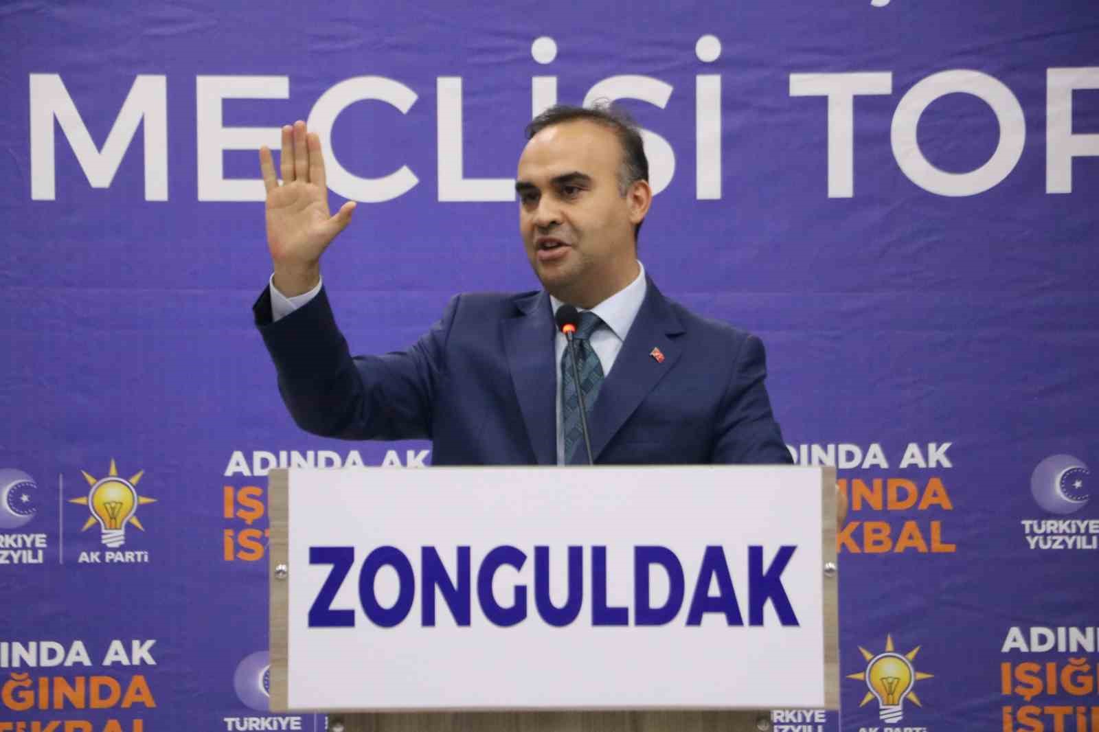 CHP’den istifa eden iki meclis üyesi AK Parti’ye geçti, rozetleri Bakan Kacır taktı