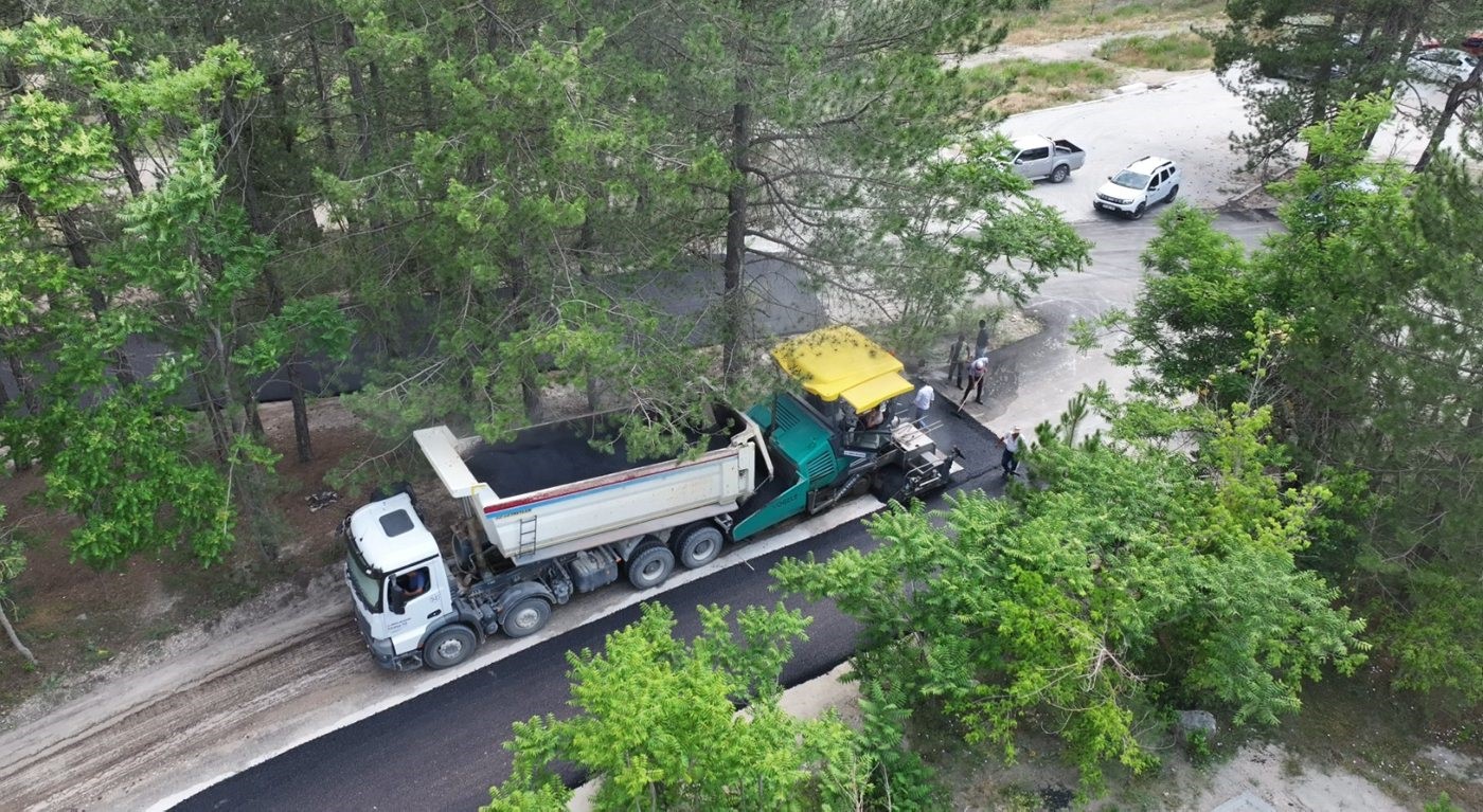 Gölcük Tabiat Parkı ile Dere Mahallesi arasındaki yol asfaltlanıyor