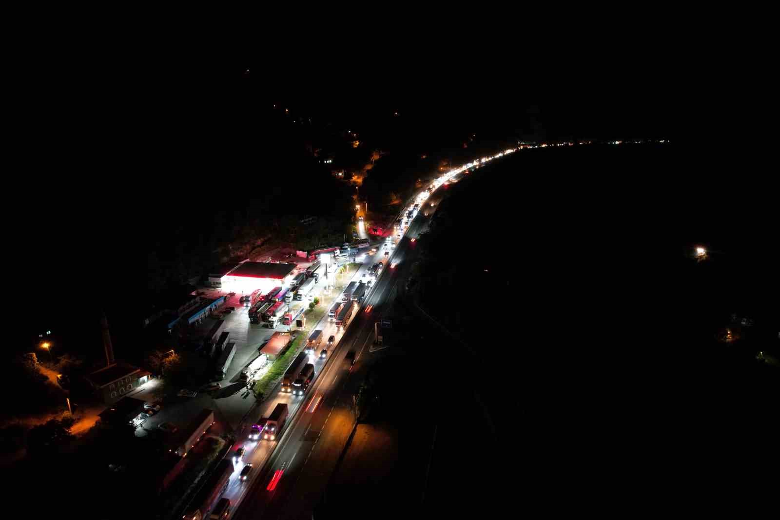 Yol çalışması ve trafik kazası birleşince Sakarya D-650 karayolunda trafik kilitledi