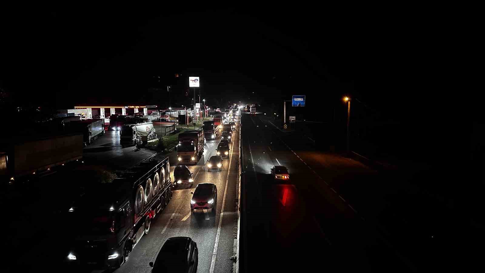 Yol çalışması ve trafik kazası birleşince Sakarya D-650 karayolunda trafik kilitledi