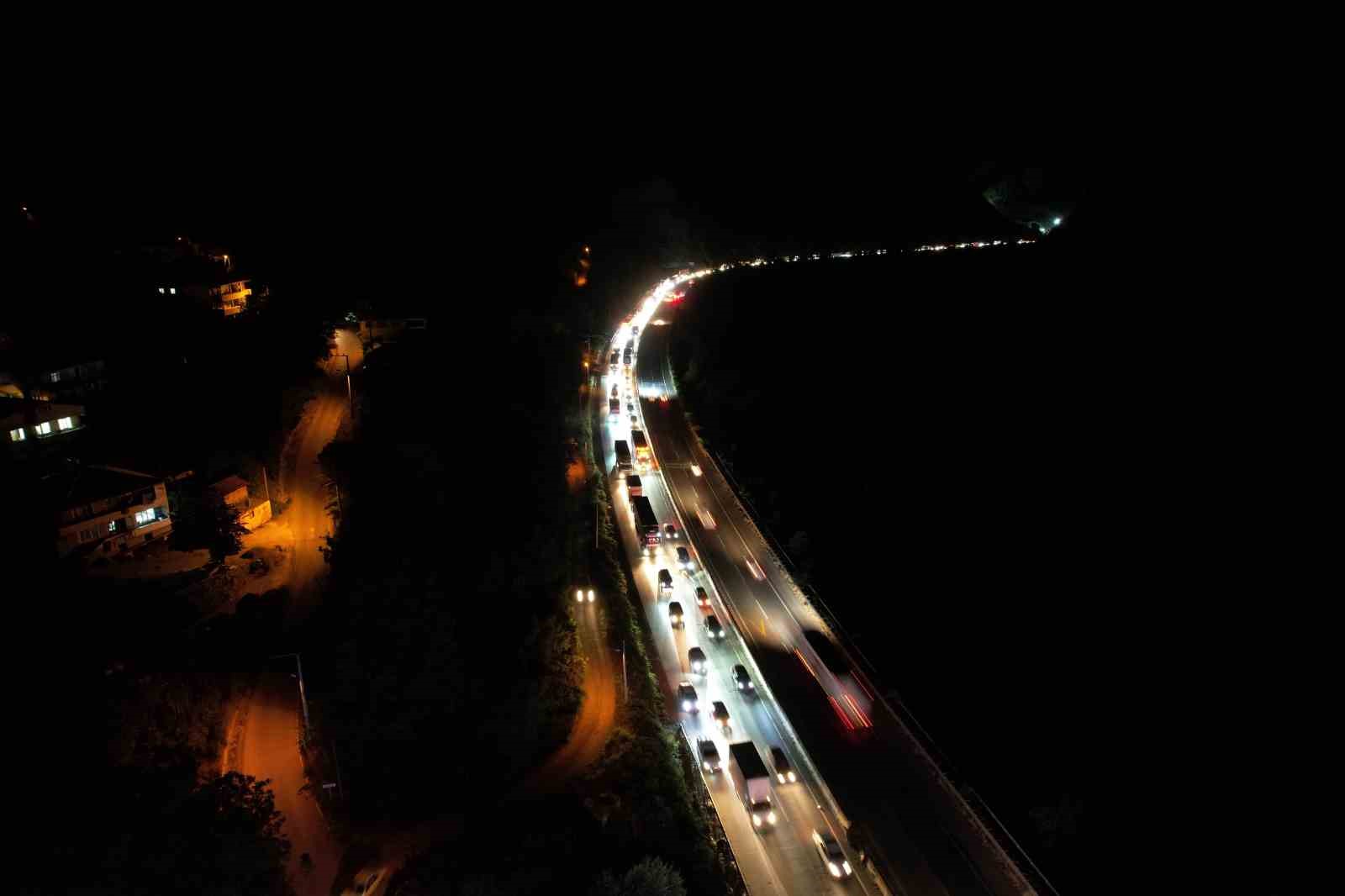 Yol çalışması ve trafik kazası birleşince Sakarya D-650 karayolunda trafik kilitledi