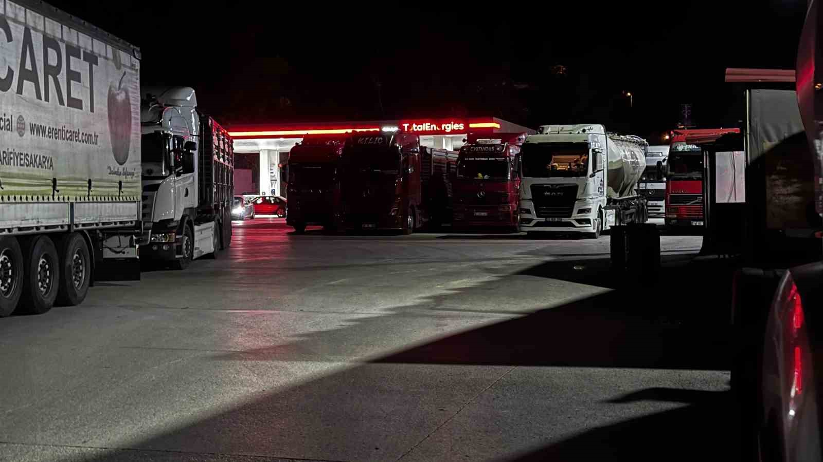 Yol çalışması ve trafik kazası birleşince Sakarya D-650 karayolunda trafik kilitledi