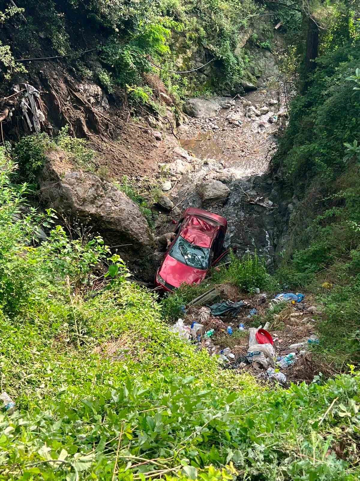 Payas’ta uçurumdan yuvarlanan otomobilin sürücüsü yuvarlandı