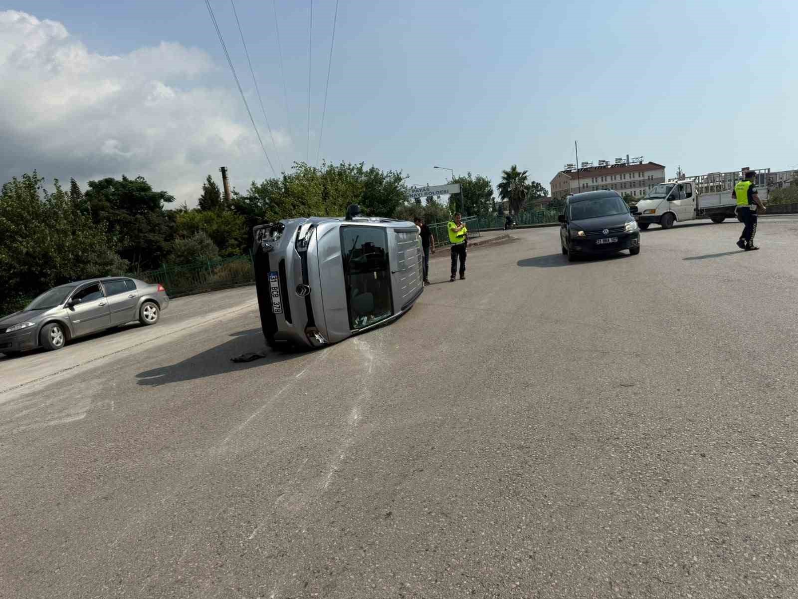 Payas’ta çarpışmayla yan yatan otomobilin sürücüsü yaralandı
