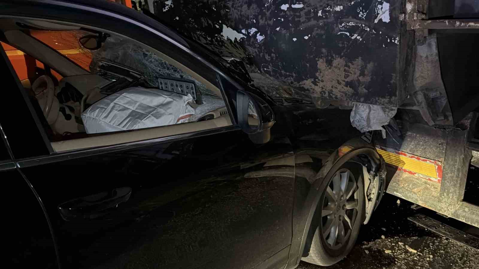 Bolu’da lüks SUV park halindeki tıra çarptı: 1 yaralı