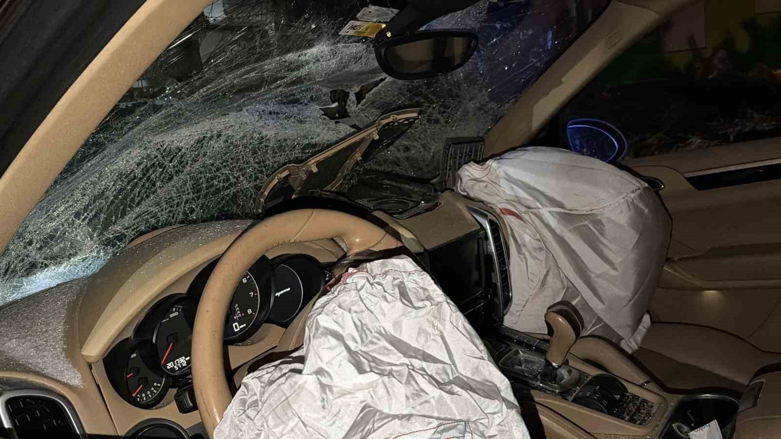 Bolu’da lüks SUV park halindeki tıra çarptı: 1 yaralı