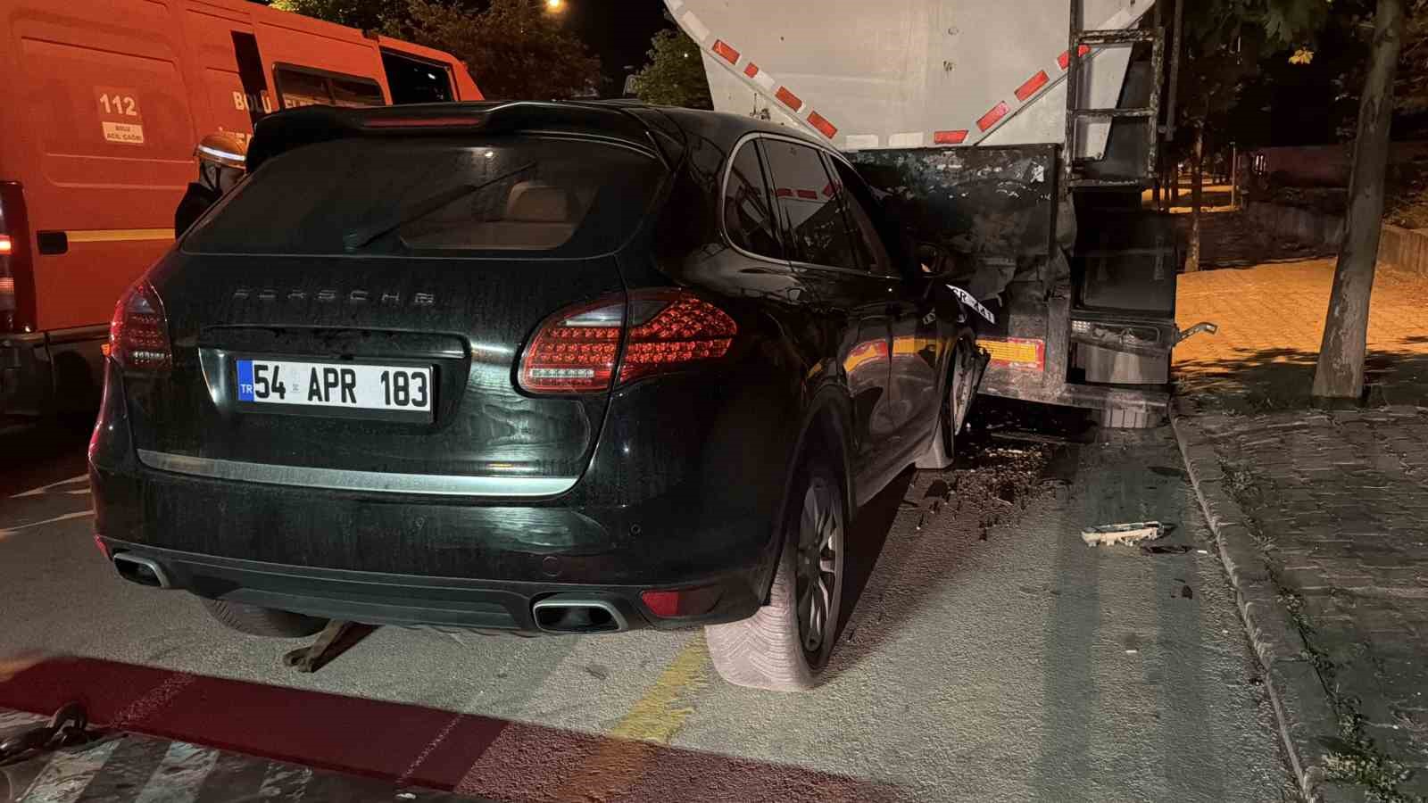 Bolu’da lüks SUV park halindeki tıra çarptı: 1 yaralı