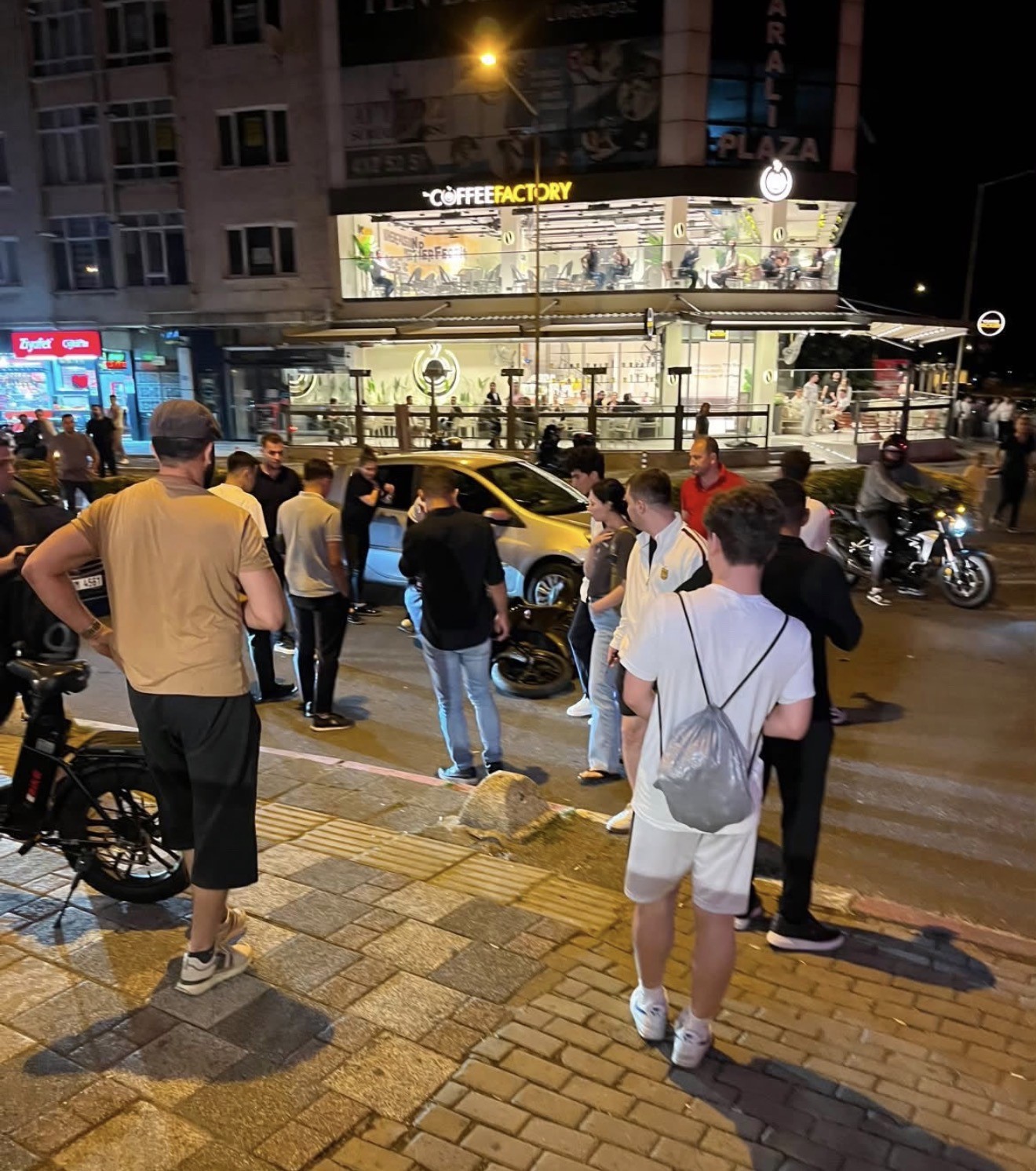 Lüleburgaz’da otomobil ile motosiklet çarpıştı, taraflar arasında gerginlik yaşandı