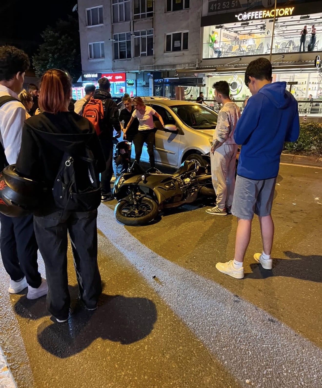 Lüleburgaz’da otomobil ile motosiklet çarpıştı, taraflar arasında gerginlik yaşandı