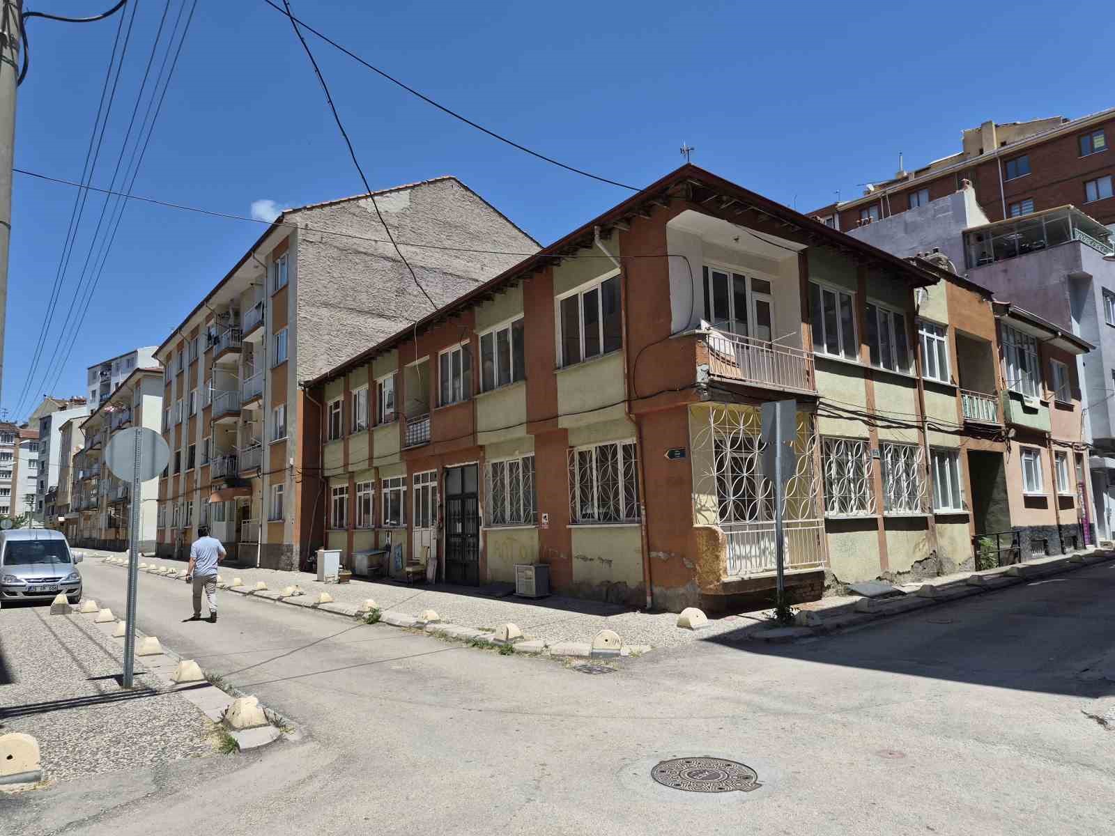 Bulunduğu sokağa renk katan ’Sevgililer ve Aşıklar Parkı’ artık yok