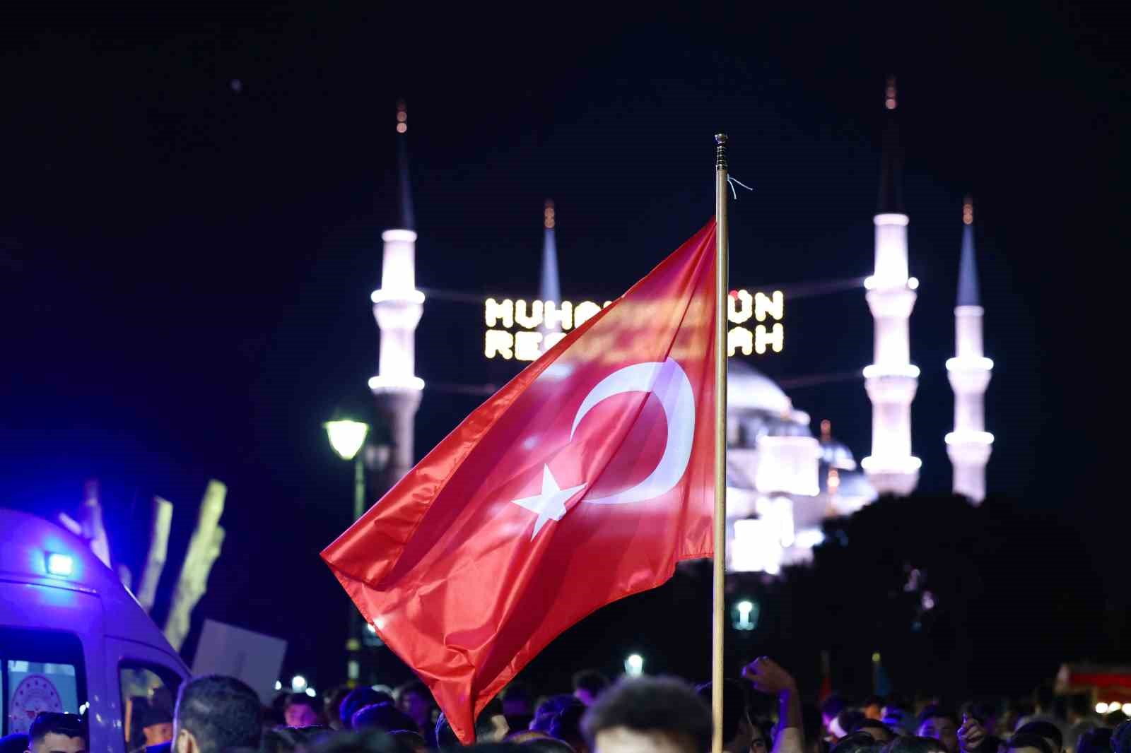 AK Parti Gençlik Kolları’ndan düzenlenen Ayasofya Yürüyüşü’ne binler katıldı