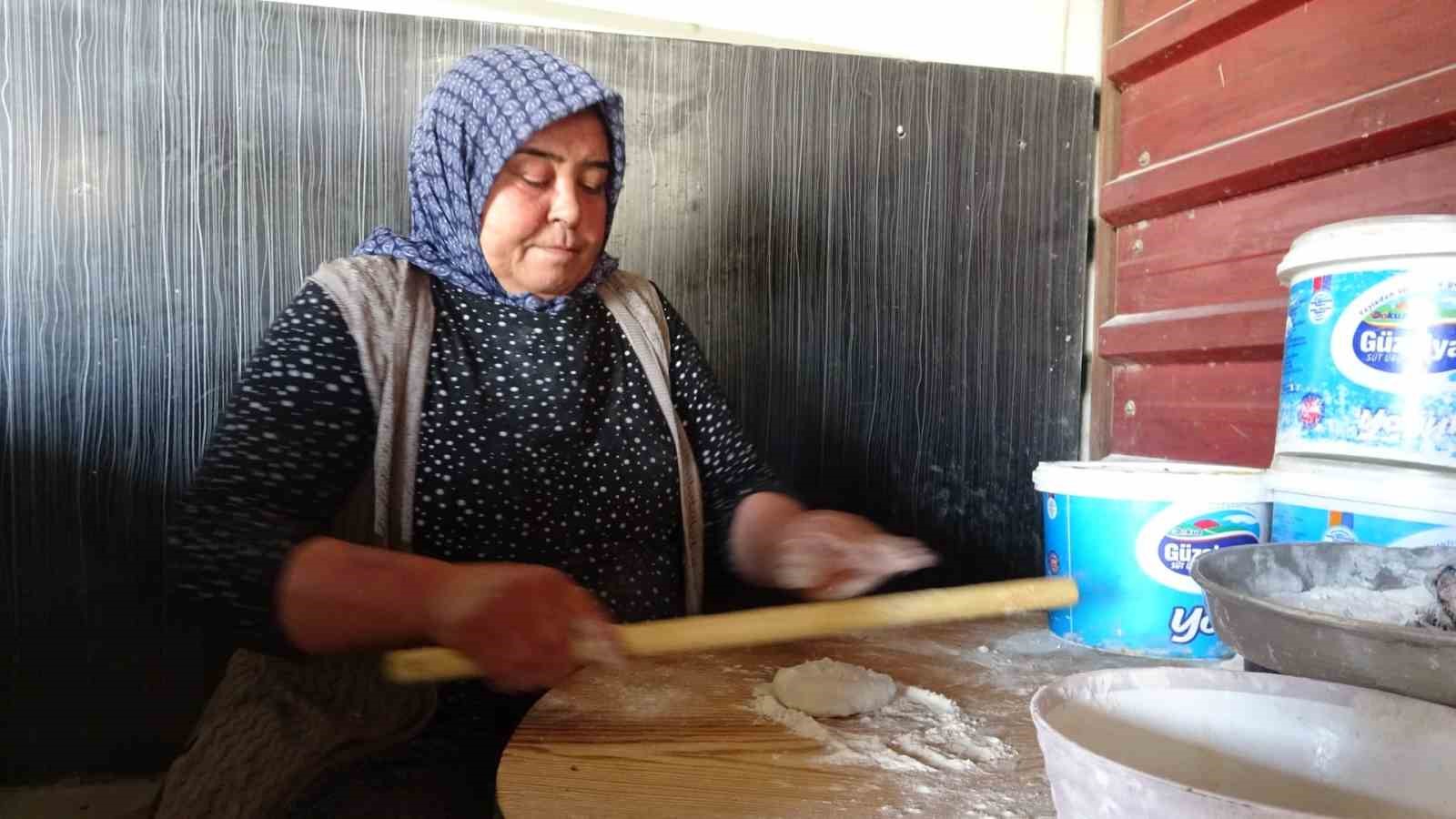 Ekmek parasını kavurucu sıcakta tandır ateşinin içinden çıkaran kadınlar sıcağa dayanabilmek için litrelerce su tüketiyorlar