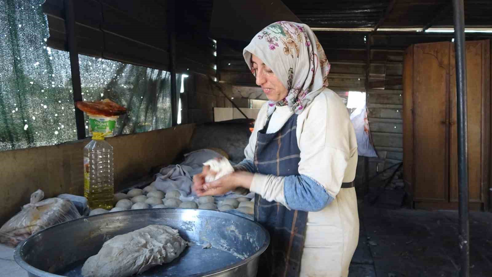 Ekmek parasını kavurucu sıcakta tandır ateşinin içinden çıkaran kadınlar sıcağa dayanabilmek için litrelerce su tüketiyorlar