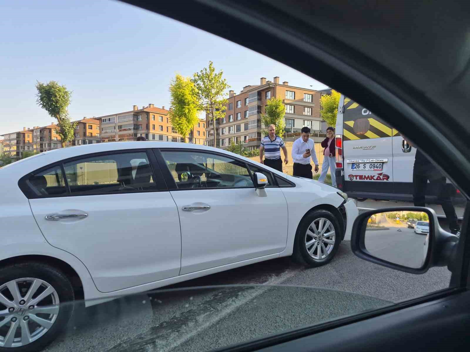Eskişehir’de otomobilin servise çarptığı kazada maddi hasar oluştu